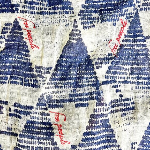 Free People Boho-Style Blue & White Linen Tote Bag w/ Geometric Triangle Print - Picture 2 of 10